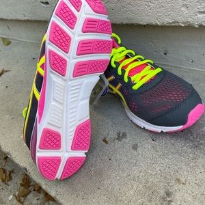 ASIC Gels NWT sz 9